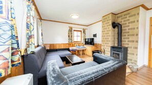 تلفزيون، مدفأة، مكتب