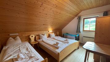 5 slaapkamers, een bureau, een strijkplank/strijkijzer, wifi