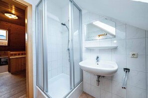 Dusj, hårføner, håndklær og såpe