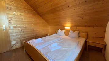 5 bedrooms, desk, iron/ironing board, WiFi
