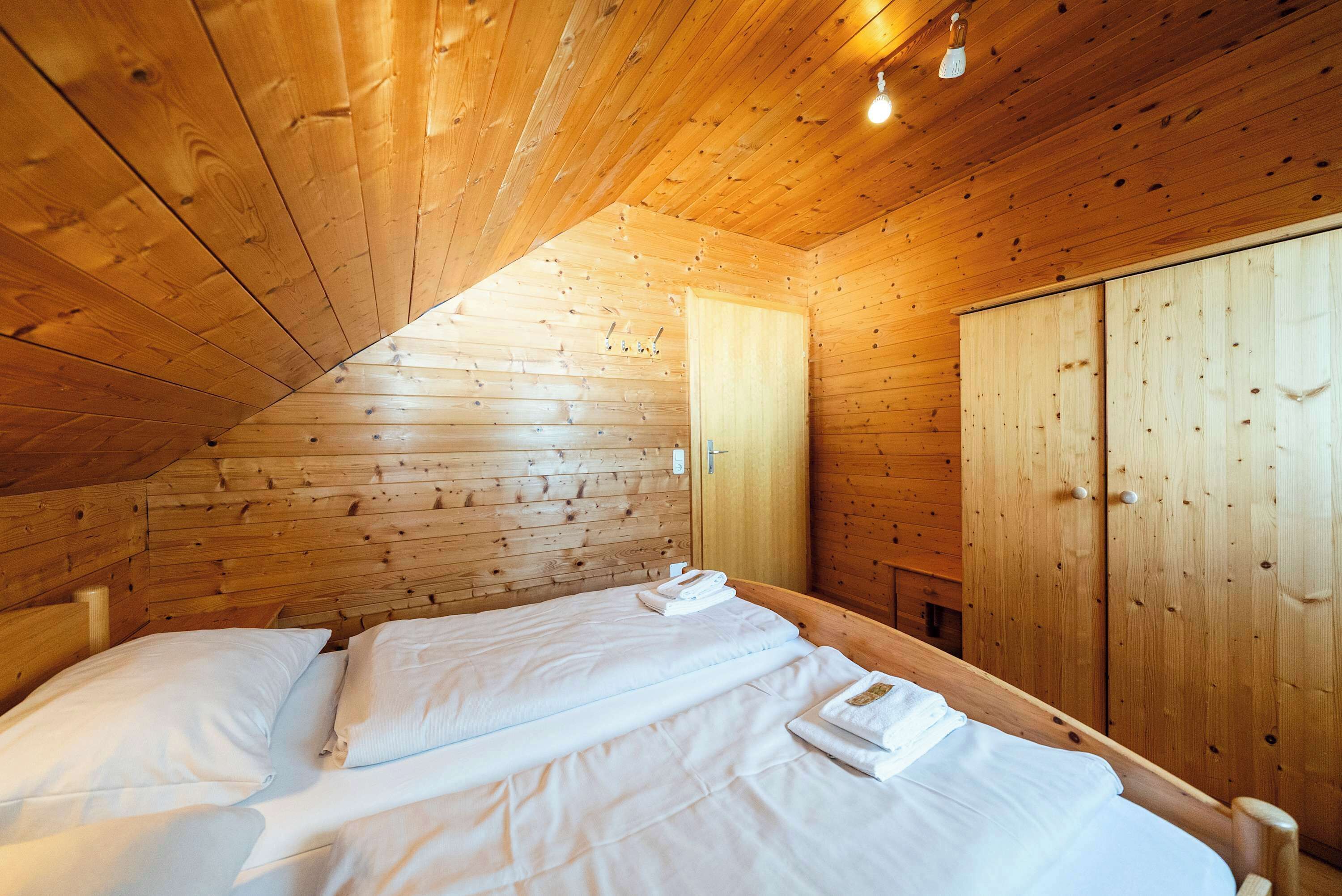 5 Schlafzimmer, Schreibtisch, Bügeleisen/Bügelbrett, WLAN