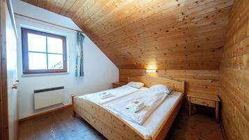 5 soverom, skrivebord, strykejern/-brett og reiseseng for barn