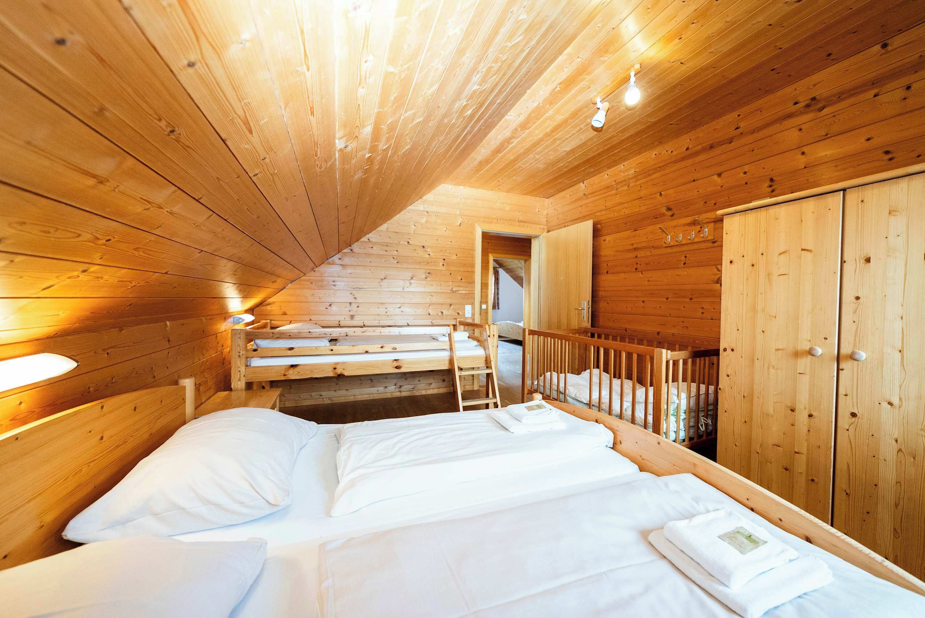 5 Schlafzimmer, Schreibtisch, Bügeleisen/Bügelbrett, WLAN