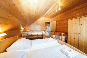 5 slaapkamers, een bureau, een strijkplank/strijkijzer, wifi