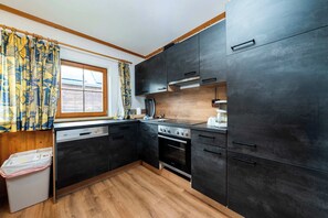 Frigorífico, horno, placa de cocina y lavavajillas