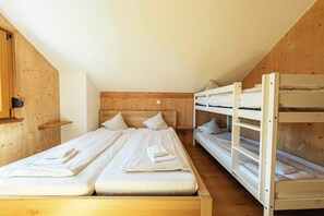 3 bedrooms, desk, iron/ironing board, WiFi