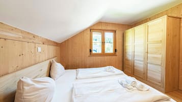3 bedrooms, desk, iron/ironing board, WiFi