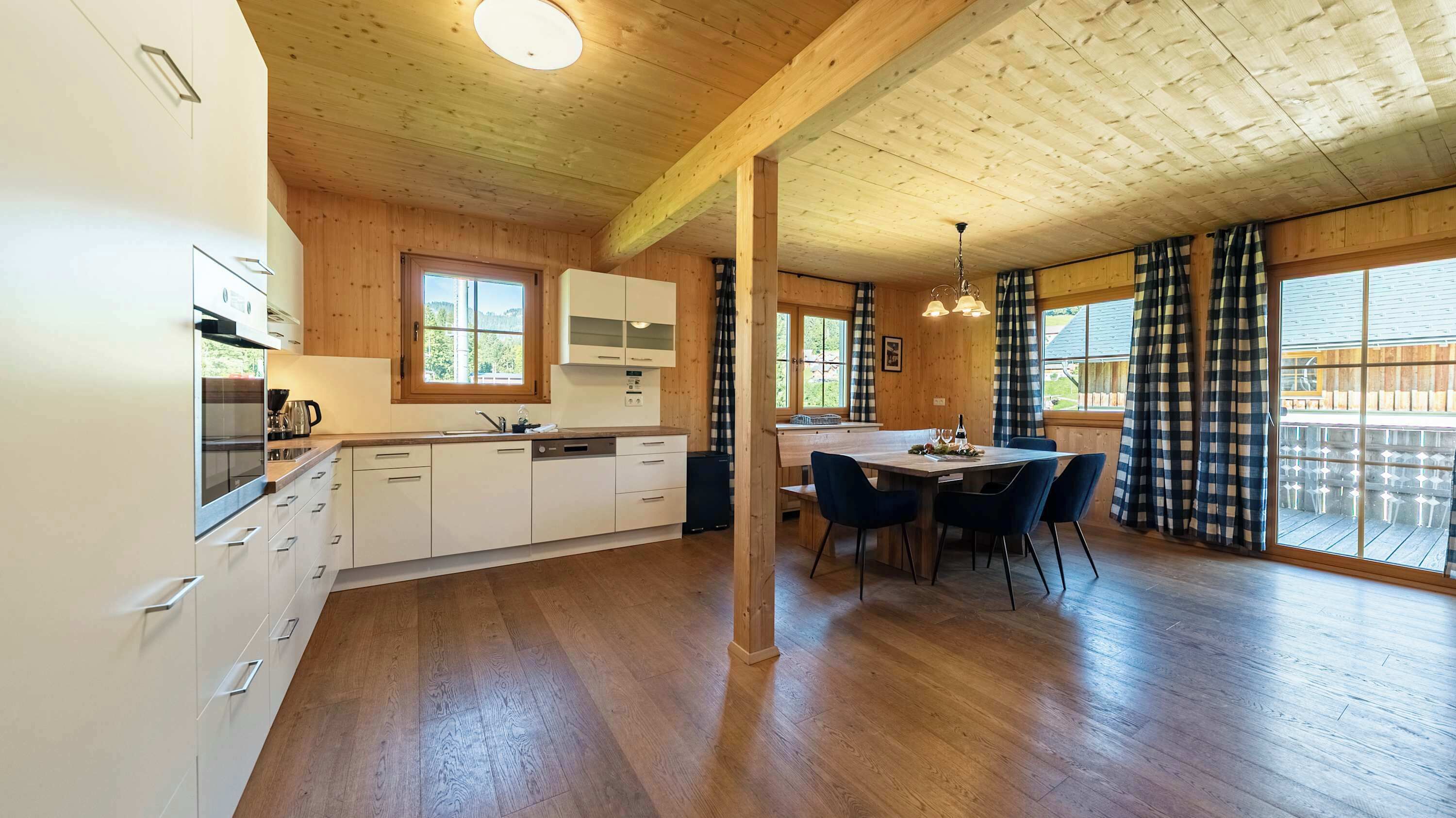 Jääkaappi, uuni, liesi, astianpesukone