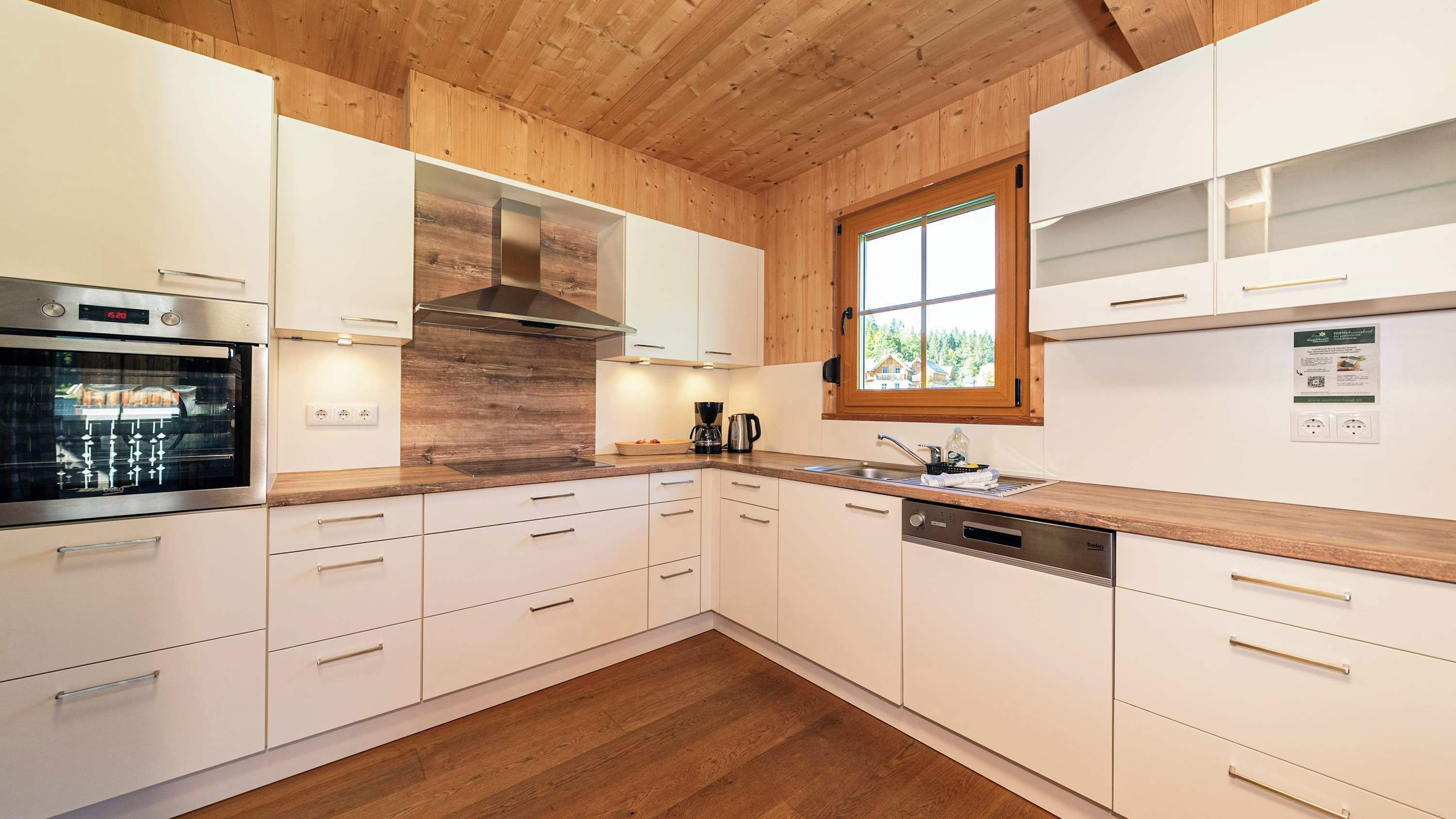 Kjøleskap, ovn, kokeplater og oppvaskmaskin