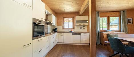 Een koelkast, een oven, een kookplaat, een vaatwasser