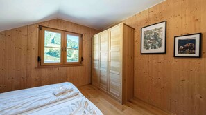 3 bedrooms, desk, iron/ironing board, WiFi