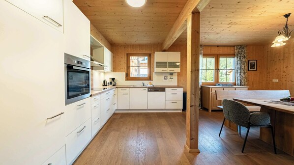 Kylskåp, ugn, spishäll och diskmaskin