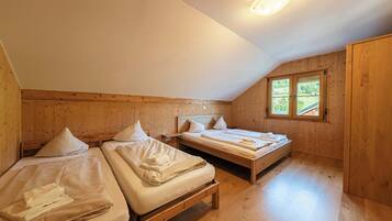 3 bedrooms, desk, iron/ironing board, WiFi
