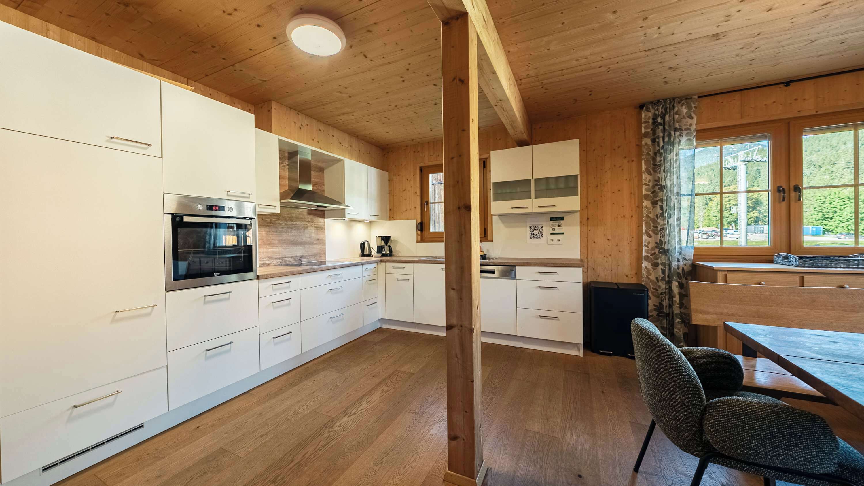 Jääkaappi, uuni, liesi, astianpesukone