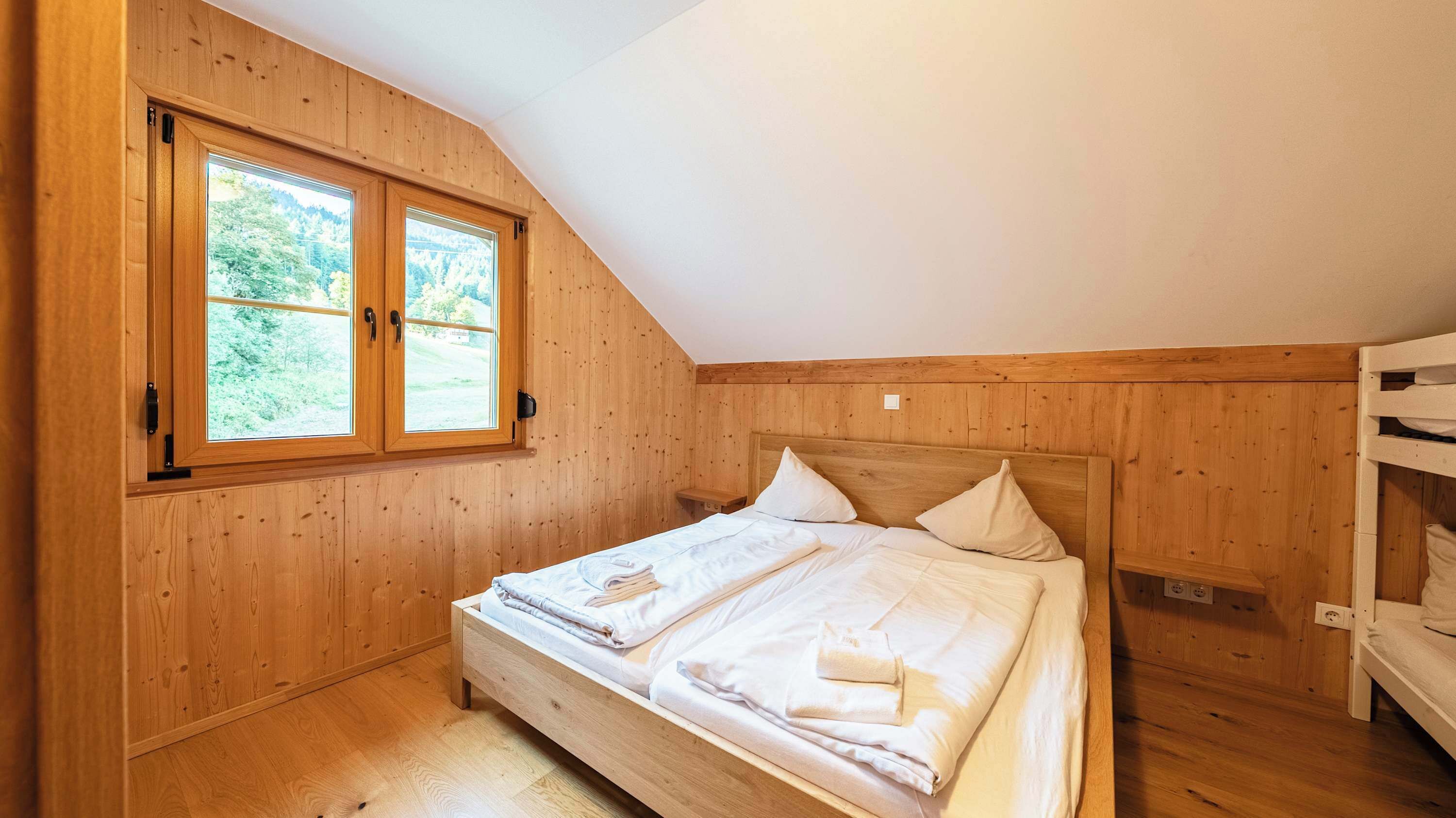 3 bedrooms, desk, iron/ironing board, WiFi