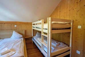 3 bedrooms, desk, iron/ironing board, WiFi