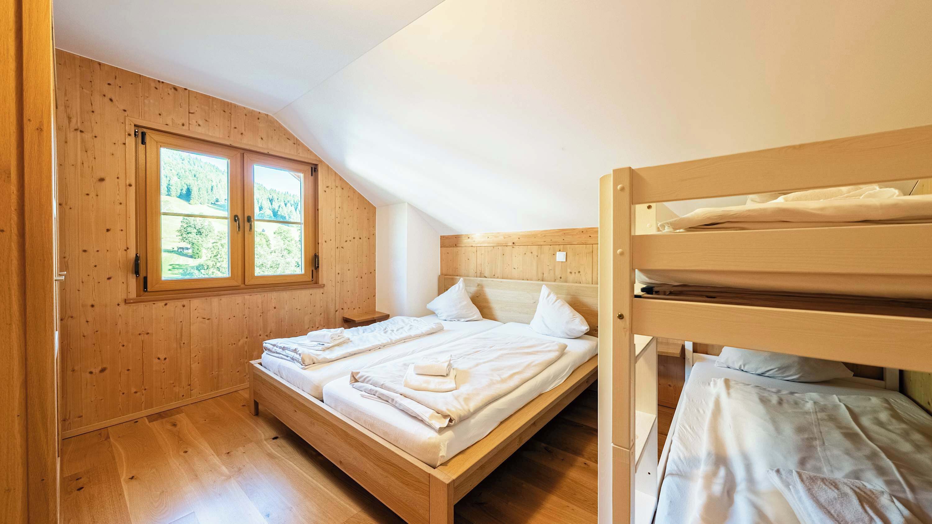 3 makuuhuonetta, työpöytä, silitysrauta/-lauta, Wi-Fi