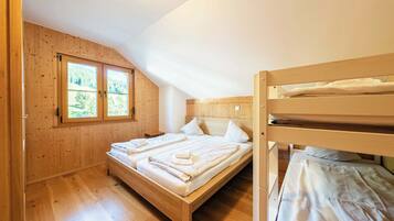 3 bedrooms, desk, iron/ironing board, WiFi