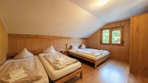 3 bedrooms, desk, iron/ironing board, WiFi