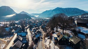 A snow-covered village with traditional houses and a mountain backdrop. - Krokus Studio | Relax & Natur | Parking | Bikes (Altaussee)