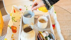 A tray with three cups, a jar, and a bowl of snacks on a table. - Krokus Studio | Relax & Natur | Parking | Bikes (Altaussee)
