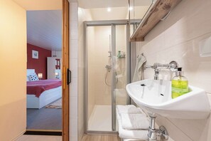 Ducha, secador de pelo, toallas y champú