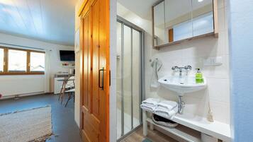 Doccia, asciugacapelli, asciugamani, shampoo