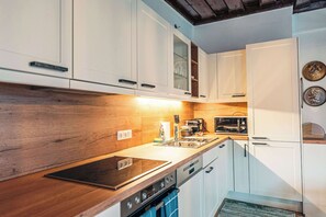 Geladeira, fogão, cooktop, cafeteira/chaleira