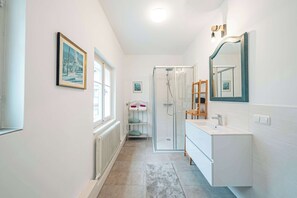 Douche, sèche-cheveux, serviettes fournies