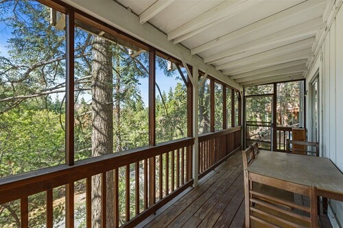 5 Mi to Lake Arrowhead Village: Cabin w/ Game Room