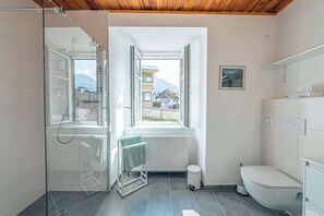 Een douche, een haardroger, handdoeken, zeep