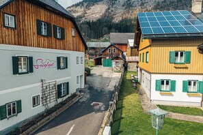 Exterior - Brahms Apartment | Kitchen | Parking | Garden (Altaussee)