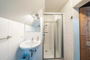 Shower, hair dryer, towels, soap - Torberg Apartment | Kitchen | Parking | Garden (Altaussee)