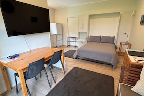 1 bedroom, internet, bed sheets