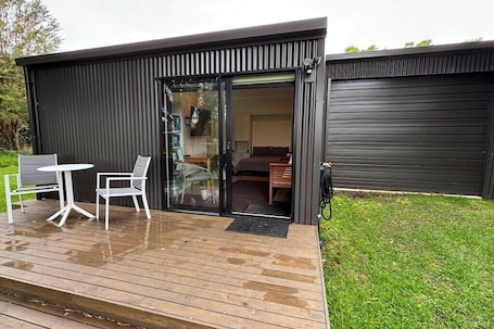 Outdoor dining. Clendon Cove Olive Studio with boat ramp and good for Cape Brett walkers