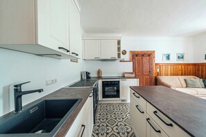 Réfrigérateur, four à micro-ondes, un four, surface de cuisson