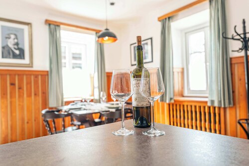 Theodor Herzl Suite | Kitchen | Parking | Garden