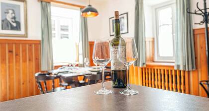 Theodor Herzl Suite | Kitchen | Parking | Garden