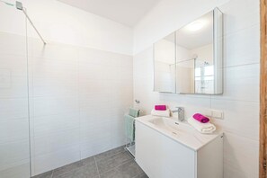 Dusche, Haartrockner, Handtücher, Shampoo