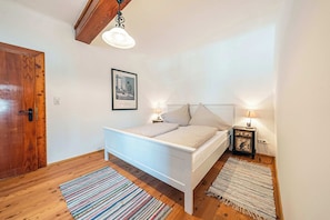1 habitación, escritorio, tabla de planchar con plancha y wifi 