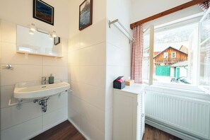 Een douche, een haardroger, handdoeken