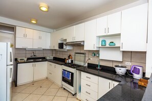 Microondas, horno, placa de cocina