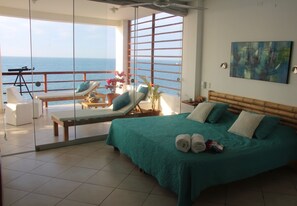 Tabla de planchar con plancha, wifi y ropa de cama