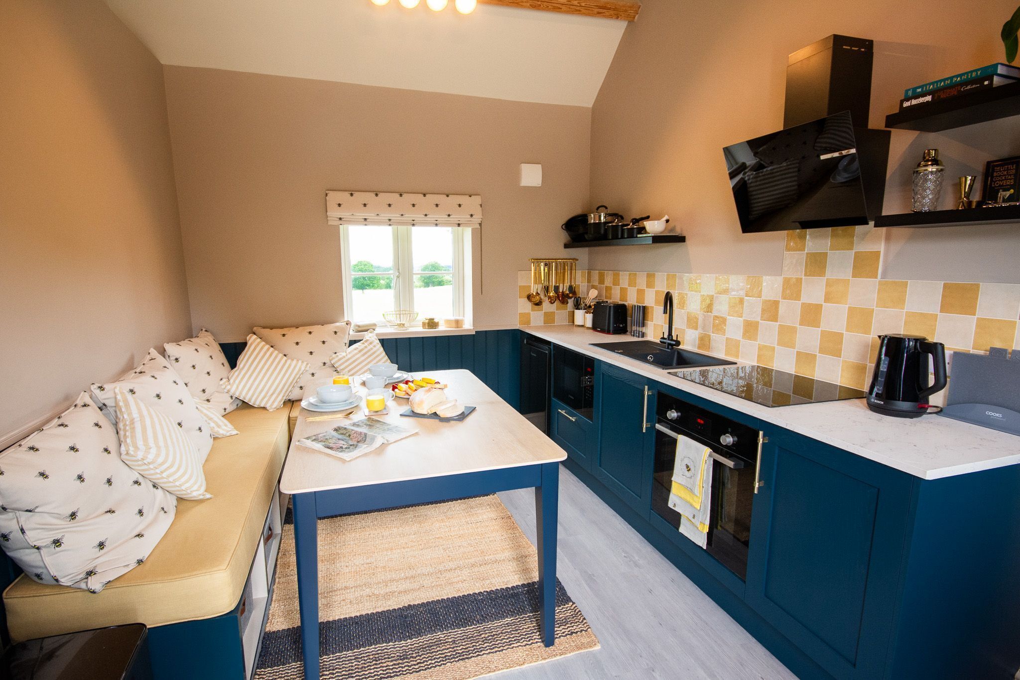 Een koelkast, een microgolfoven, een broodrooster, een eettafel