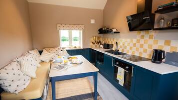 Een koelkast, een microgolfoven, een broodrooster, een eettafel