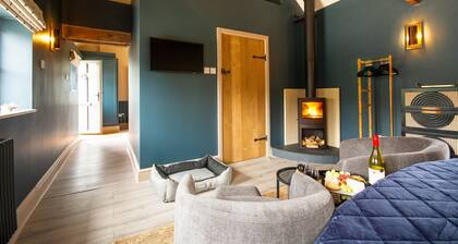 Bolesworth Bothy - sleeps 2 guests in 1 bedroom