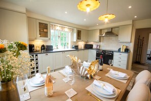 Frigorífic, microones, torradora i una taula de menjador 