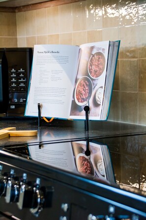 Réfrigérateur, micro-ondes, grille-pain, tables à manger