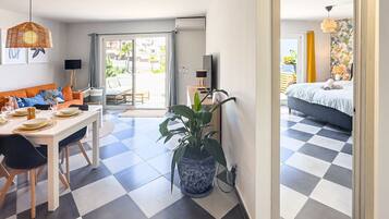 1 slaapkamer, een strijkplank/strijkijzer, wifi, beddengoed