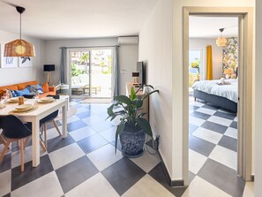 1 slaapkamer, een strijkplank/strijkijzer, wifi, beddengoed